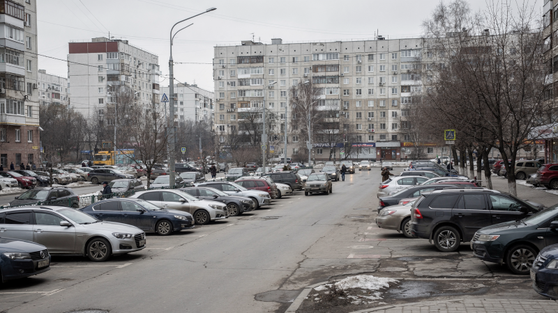 Почему в российских городах не хватает парковочных мест: причины и последствия